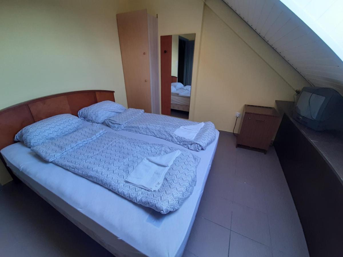 Retro Hotel Merid Zamárdi Extérieur photo